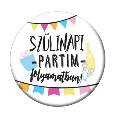 Szülinapi Partim Folyamatban Ajándék Parti Kitűző Szülinapra - 5,5 cm Szülinapi Partim Folyamatban Ajándék Parti Kitűző Szülinapra - 5,5 cm