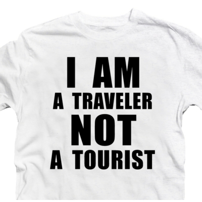 Kép 2/3 - I am a Traveler. Not a Tourist Utazós Feliratos Póló 2